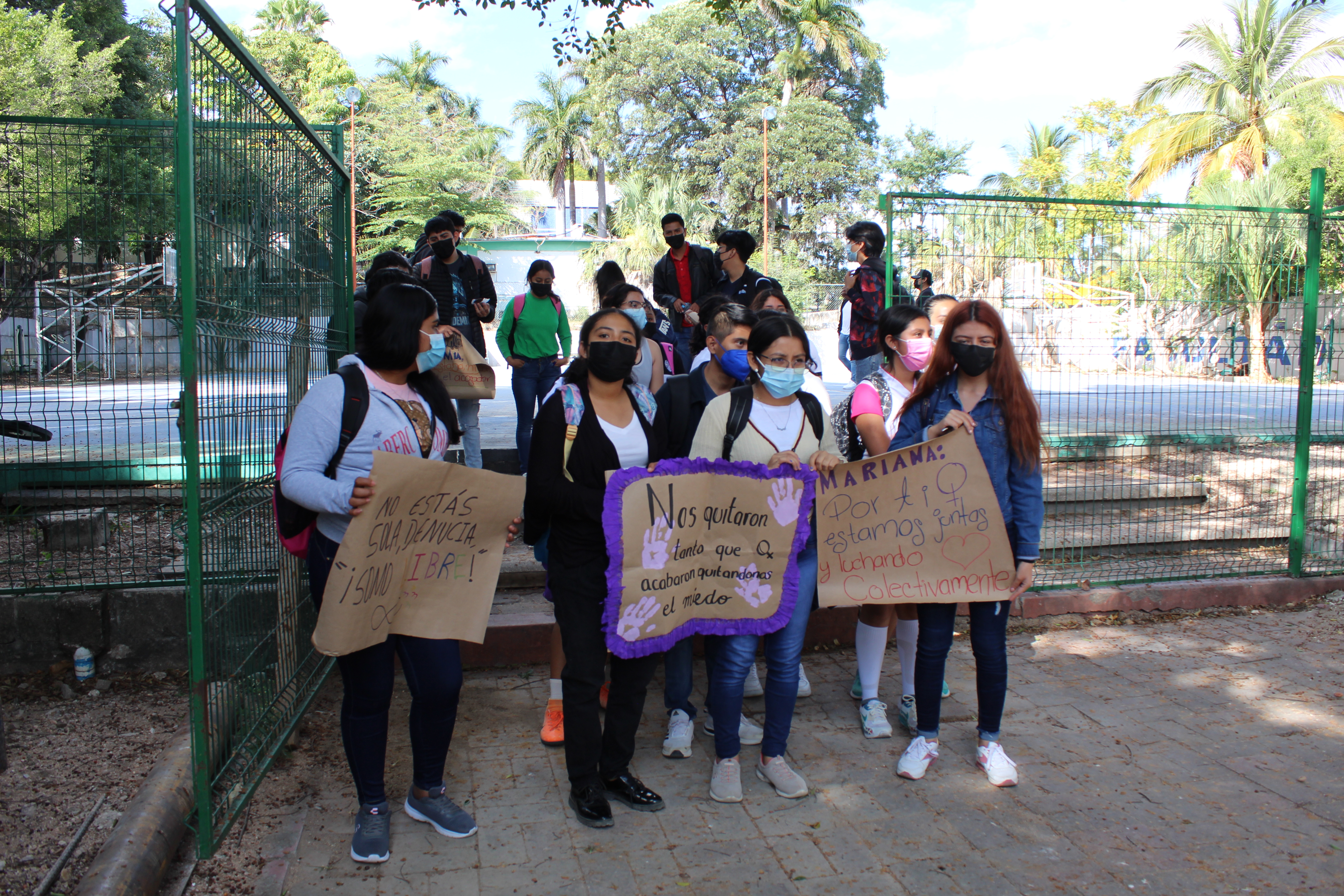 Estudiantes de Ingeniería sosteniendo pancartas en memoria de Mariana