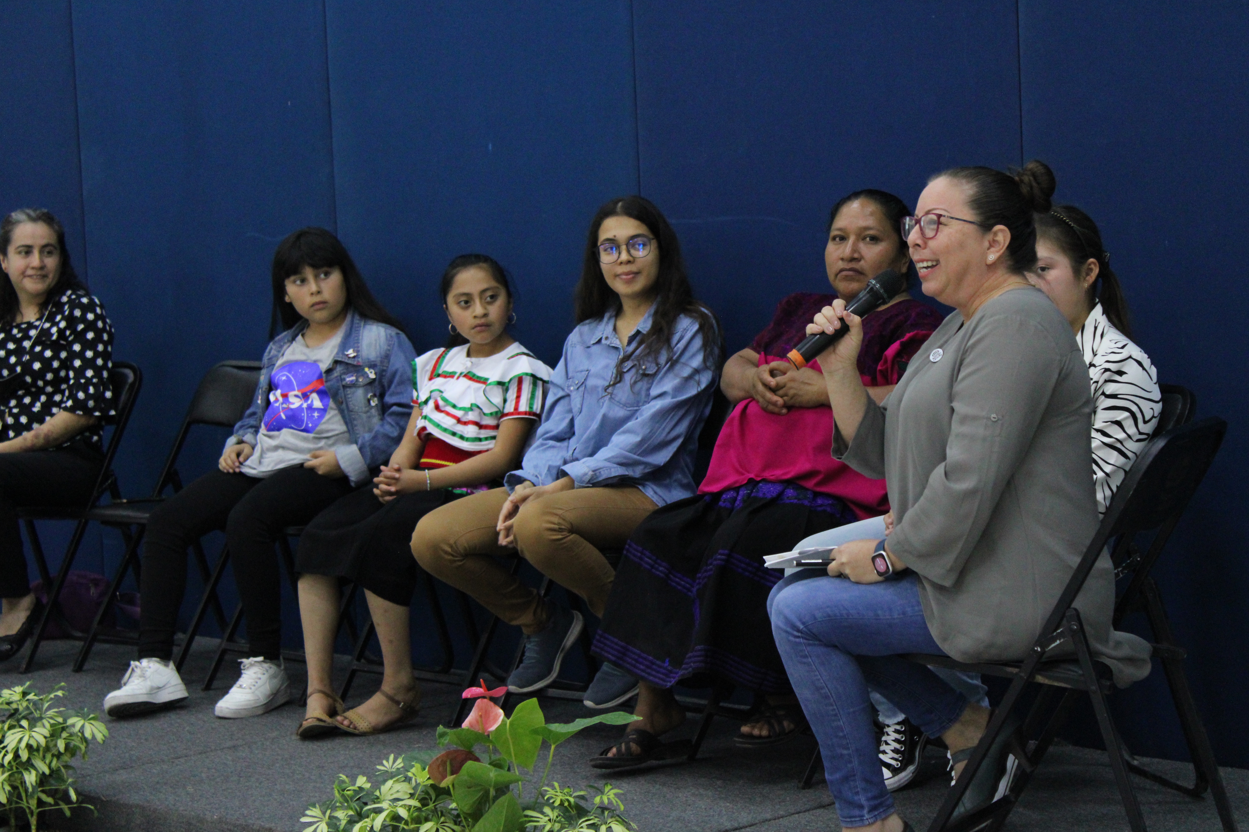 Dialogo entre Niñas y Mujeres en las Ciencias 