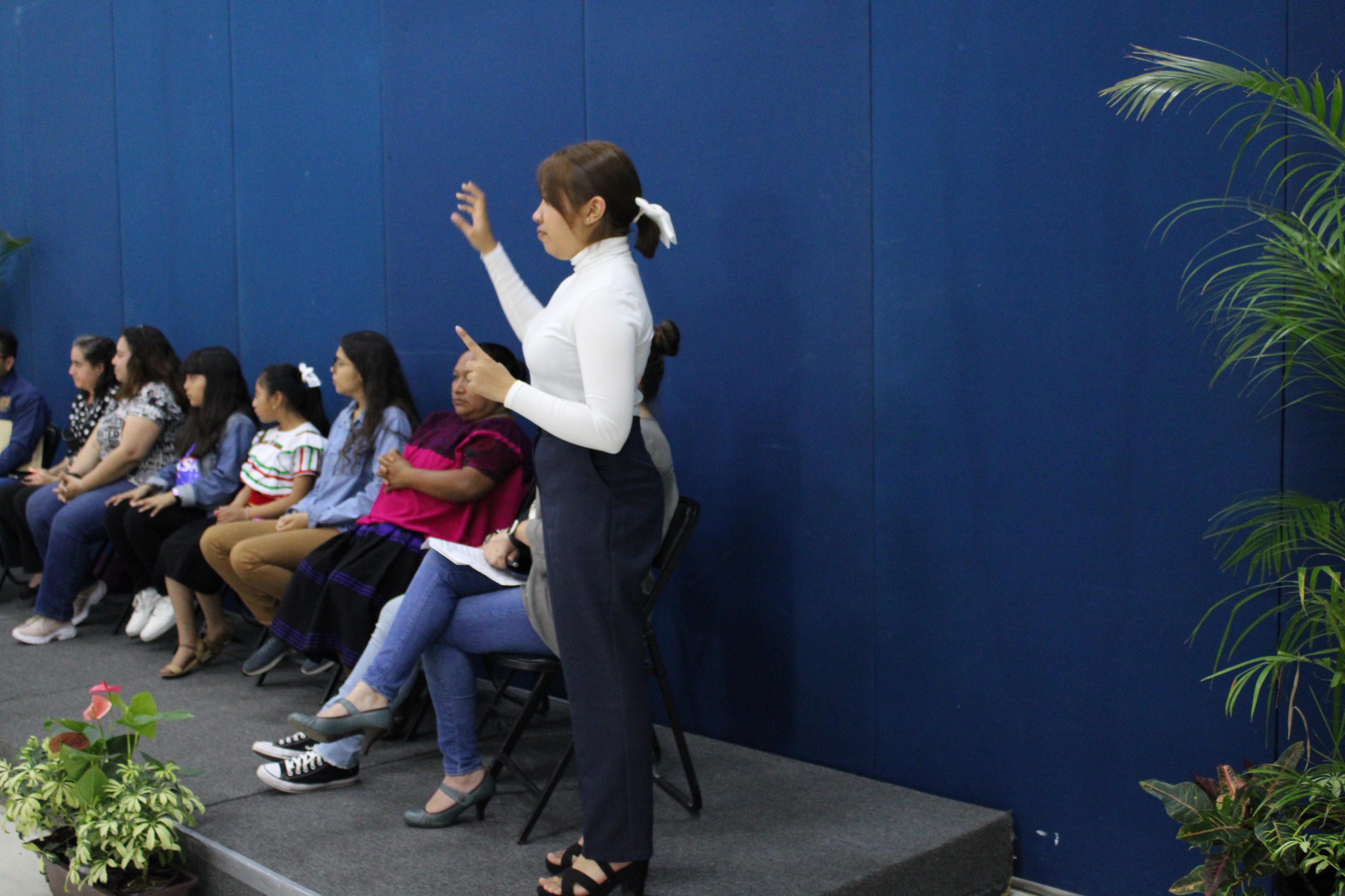 Dialogo entre Niñas y Mujeres en las Ciencias 