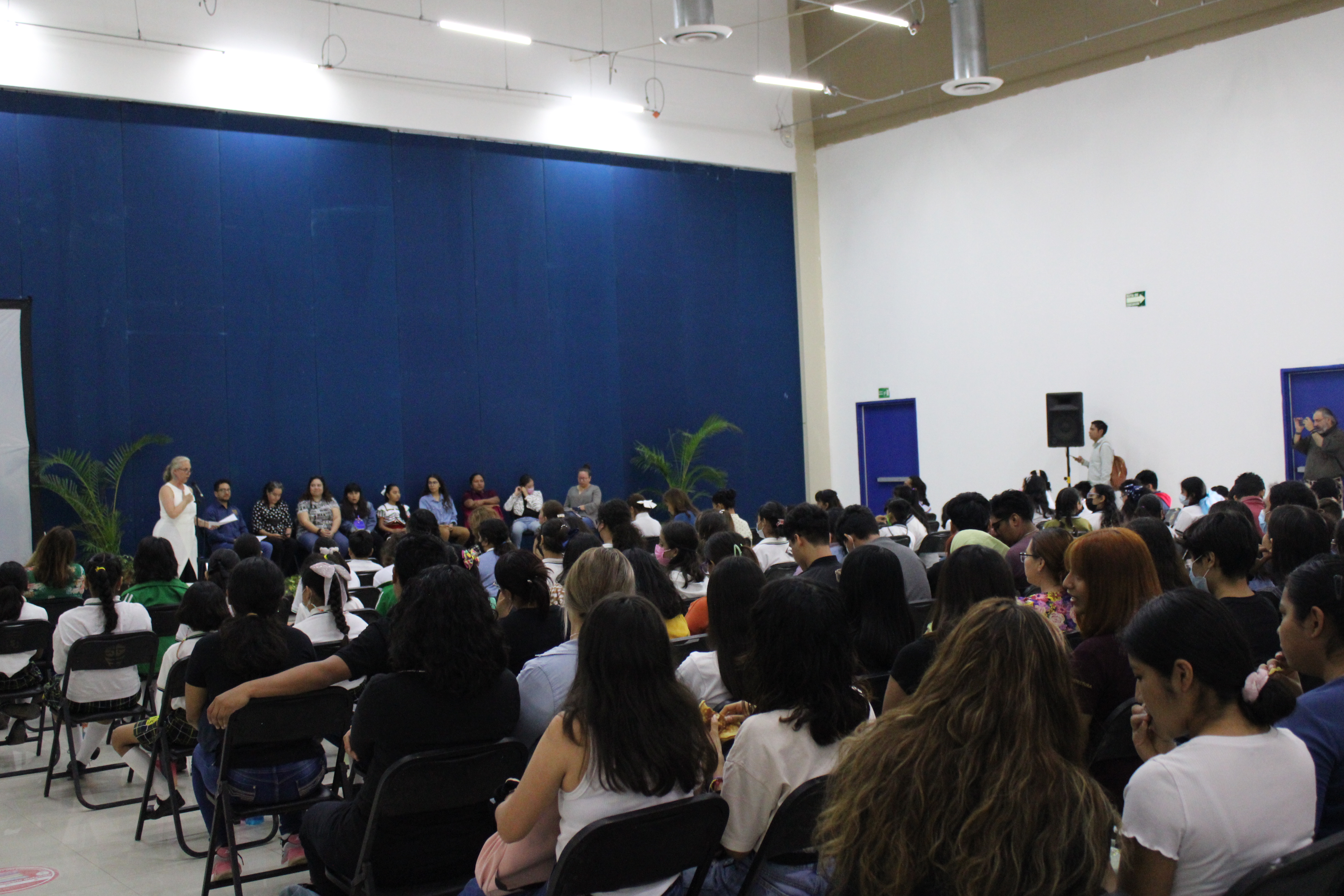 Dialogo entre Niñas y Mujeres en las Ciencias 